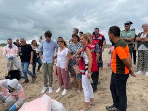 Juan Carlos Caballero, Mónica Gil y Pilar Bernabé visitan el lugar del vertido de fuel en la playa del Saler